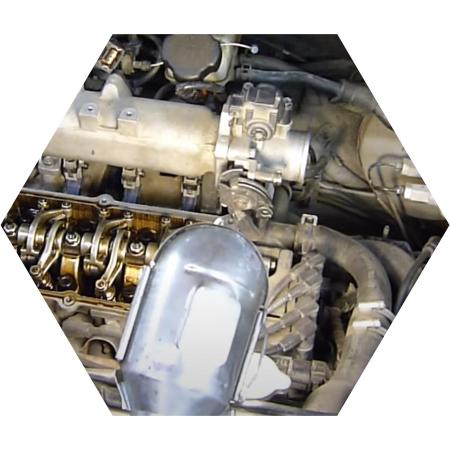 Двигатель Киа со снятой клапанной крышкой