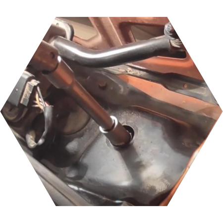 Демонтаж переднего амортизатора Киа Пиканто под крышкой капота